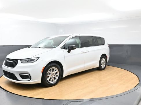 Used 2024 Chrysler Pacifica Touring-L FWD image 42