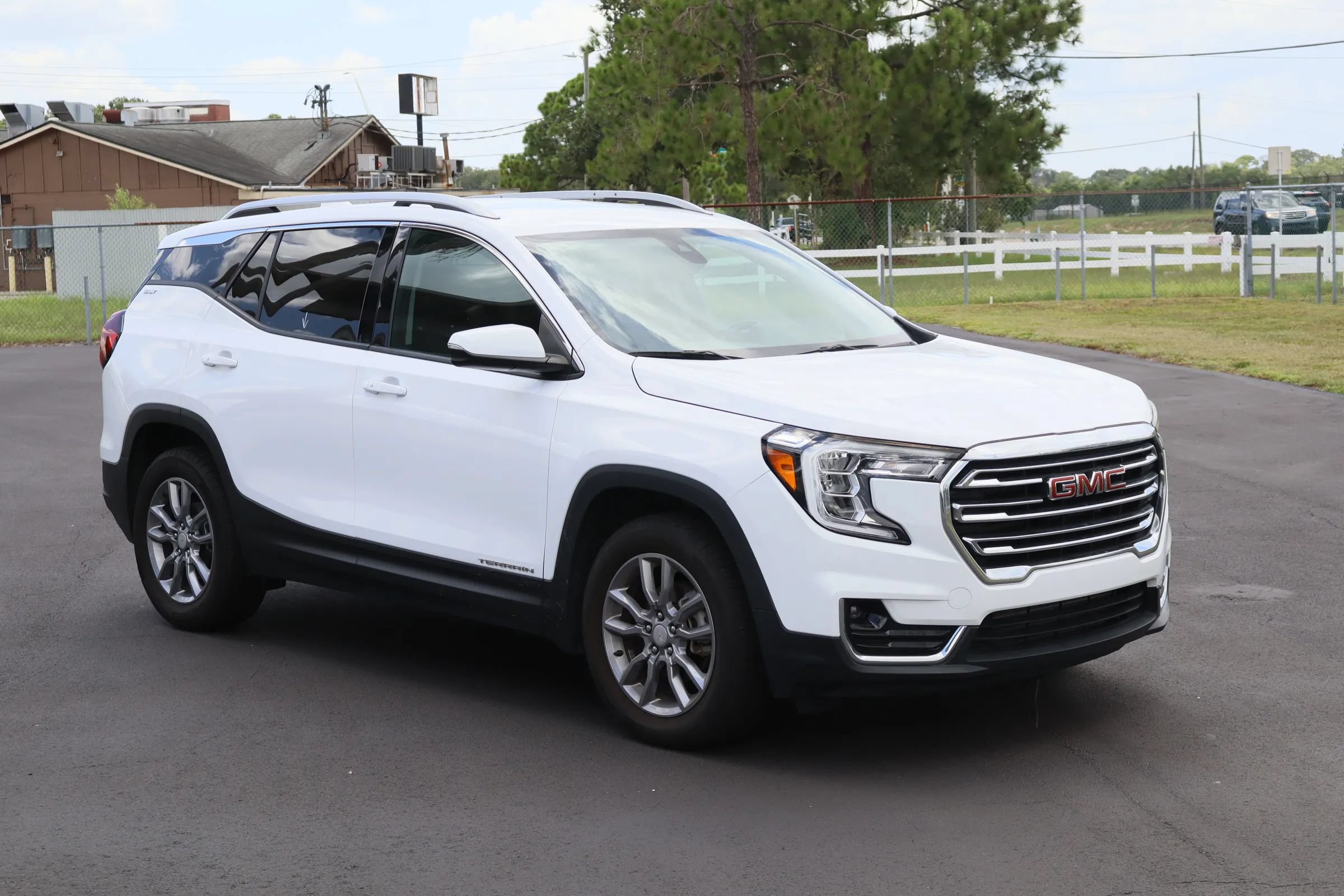 Used 2024 GMC Terrain SLT FWD image 1