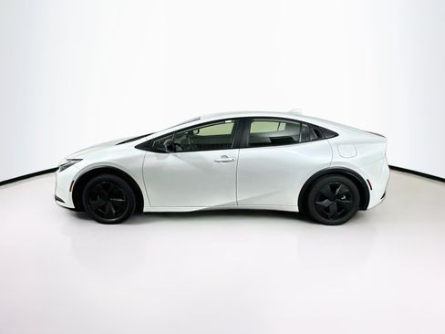 Used 2024 Toyota Prius LE FWD image 4