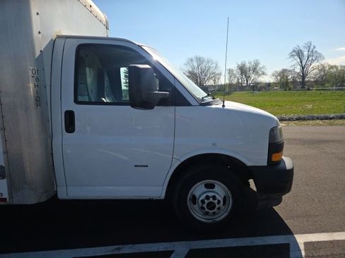 Used 2018 GMC Savana 3500 Extended w/ Driver Convenience Package image 4