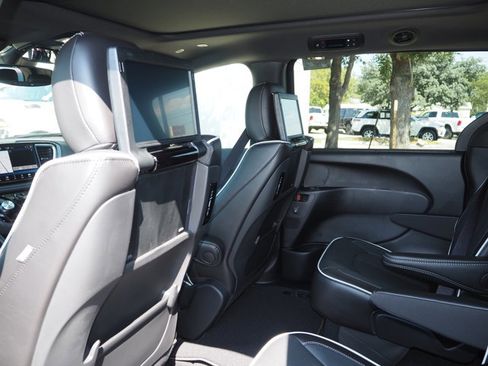 New 2026 Chrysler Pacifica Limited w/ Uconnect Theater Family Group image 18