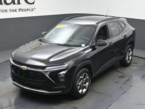 Used 2025 Chevrolet Trax LT FWD image 45
