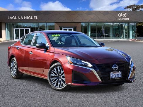 Used 2025 Nissan Altima 2.5 SV FWD image 1