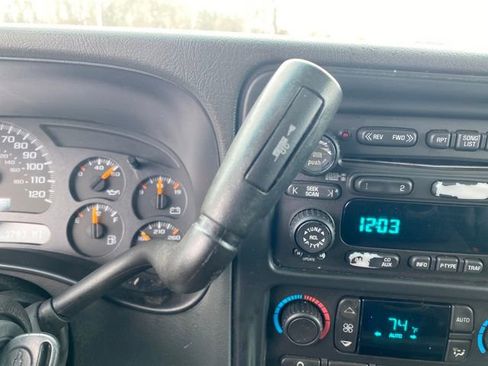 Used 2003 Chevrolet Avalanche Base w/ Suspension Package, Off-Road image 10