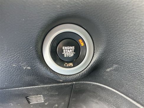 Used 2020 Chrysler Pacifica Touring-L image 17