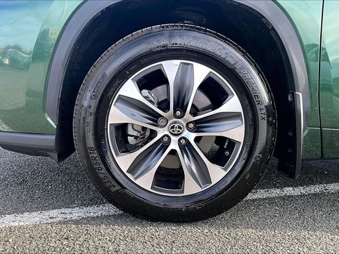 Used 2025 Toyota Highlander XLE image 9