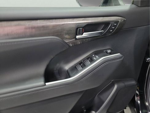 Certified 2026 Toyota Highlander Platinum AWD/4WD image 11