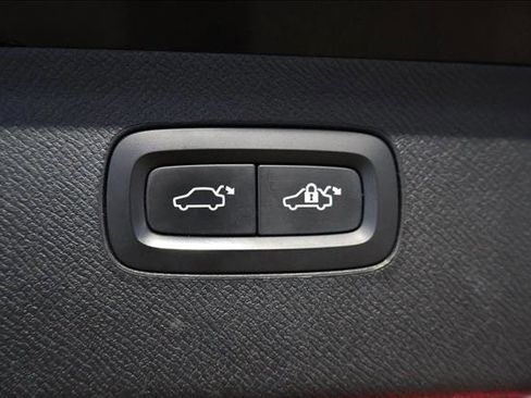 Used 2017 Volvo XC90 T6 Momentum w/ Vision Package image 6