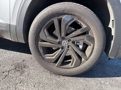 Used 2022 Volkswagen Atlas SE w/ Black Wheel Package