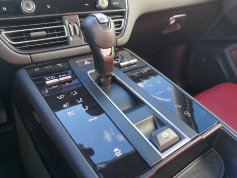 Certified 2024 Porsche Macan AWD/4WD image 6