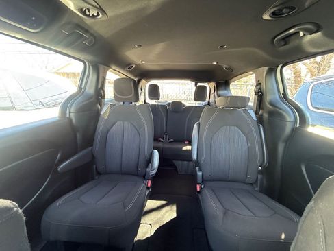 Used 2024 Chrysler Pacifica Touring image 17