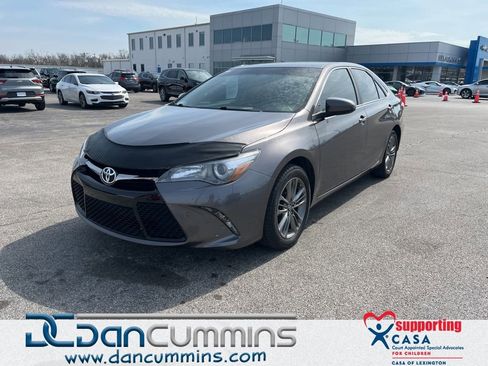 Used 2017 Toyota Camry SE image 1