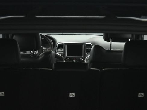 Used 2018 Jeep Grand Cherokee Altitude AWD/4WD image 58