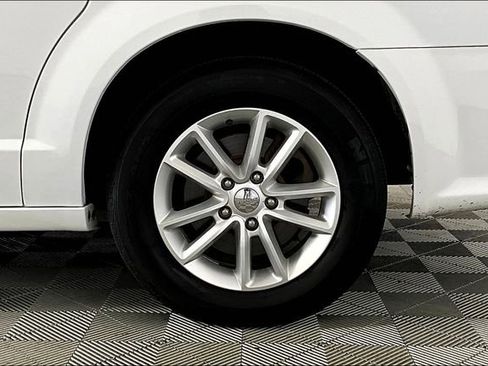 Used 2019 Dodge Grand Caravan SXT image 8