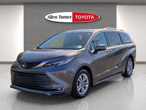 Used 2024 Toyota Sienna Limited FWD image 3