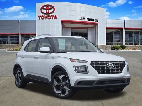 Used 2025 Hyundai Venue SEL FWD image 1