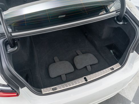 Used 2022 BMW ALPINA B7 xDrive w/ Luxury Rear Seating Package image 19