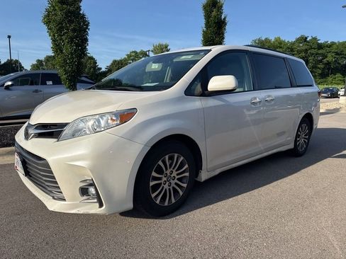 Used 2019 Toyota Sienna XLE Premium FWD image 2