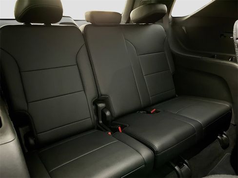 Used 2025 Chevrolet Traverse High Country image 29