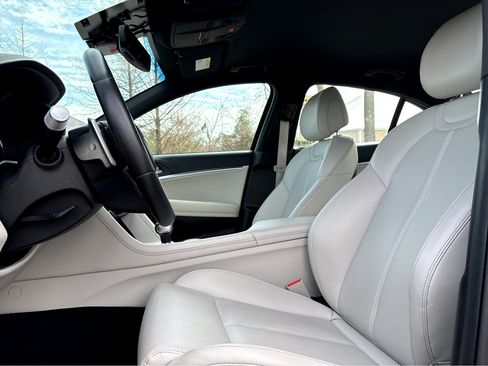 Used 2025 Genesis G70 2.5T image 12