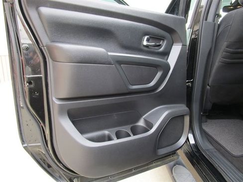 Used 2019 Nissan Titan SV w/ SV Convenience Package image 11