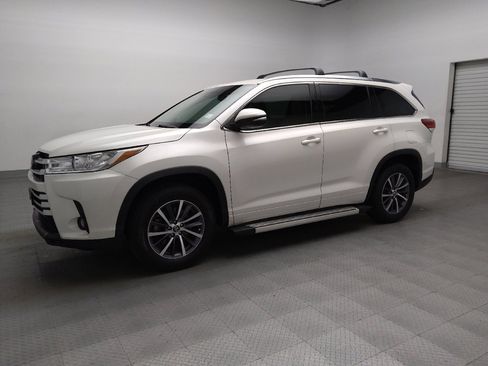 Used 2017 Toyota Highlander XLE image 2