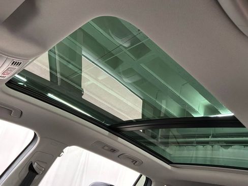 Used 2024 Volkswagen Tiguan SE w/ Panoramic Sunroof Package AWD/4WD image 19