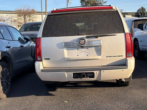 Used 2011 Cadillac Escalade ESV Luxury image 4