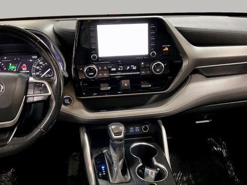 Used 2022 Toyota Highlander XLE AWD/4WD image 7