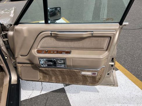 Used 1989 Lincoln Town Car Signature image 34