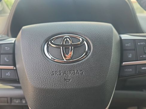 Used 2025 Toyota Sienna Platinum AWD/4WD image 12