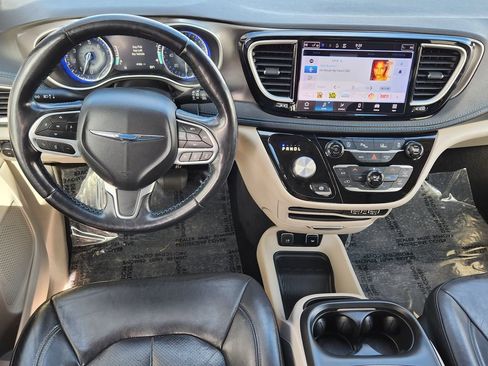 Used 2021 Chrysler Pacifica Touring-L image 2