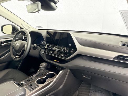 Certified 2025 Toyota Highlander Platinum image 46