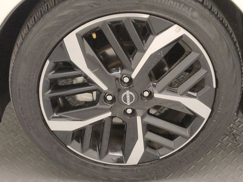 Used 2024 Nissan Versa SR FWD image 31