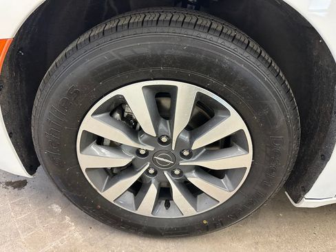 Certified 2024 Chrysler Pacifica Limited FWD image 35