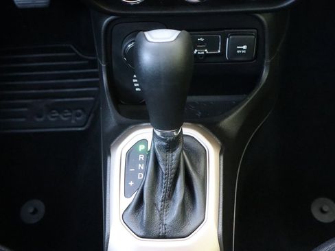 Used 2017 Jeep Renegade Latitude w/ Cold Weather Group AWD/4WD image 36