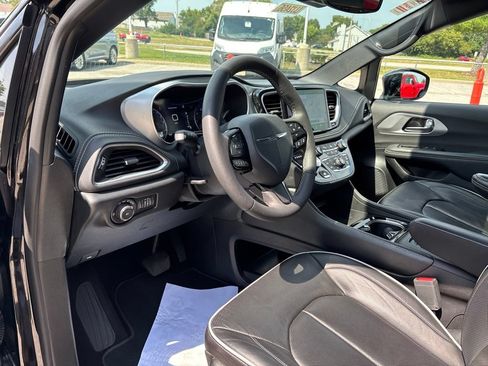 Used 2025 Chrysler Pacifica Limited FWD image 30