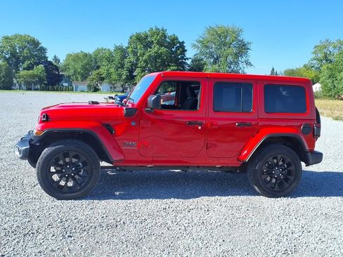 Used 2025 Jeep Wrangler Unlimited Sahara w/ Safety Group AWD/4WD image 9