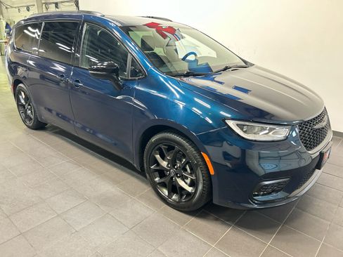 Used 2025 Chrysler Pacifica Limited FWD image 2