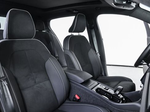 Certified 2025 Volvo XC40 B5 Plus image 24