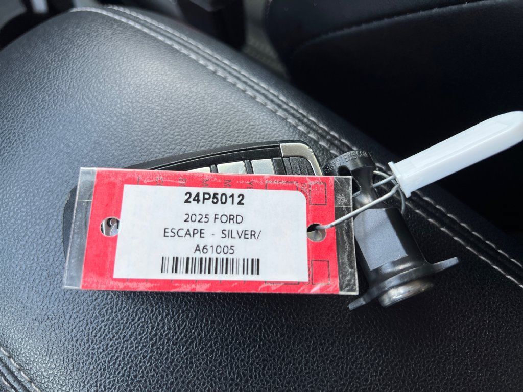 Used 2025 Ford Escape Platinum AWD/4WD image 33