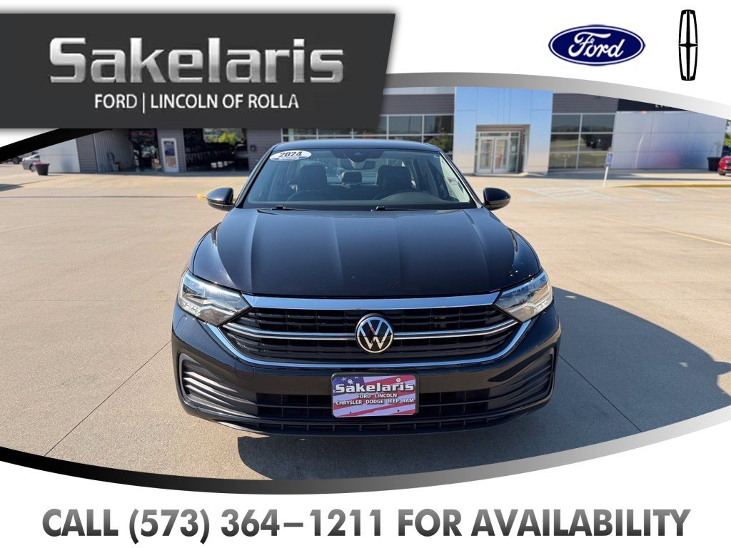 Used 2024 Volkswagen Jetta SE FWD image 2