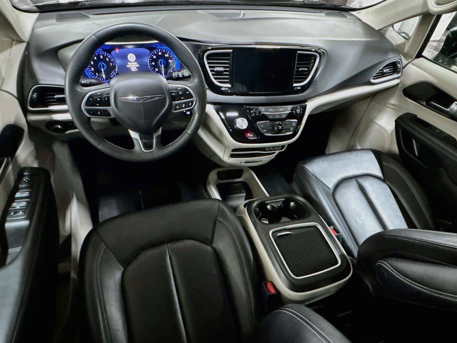 Used 2024 Chrysler Pacifica Touring-L FWD image 29