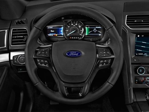 Used 2019 Ford Explorer XLT w/ Equipment Group 202A FWD image 8