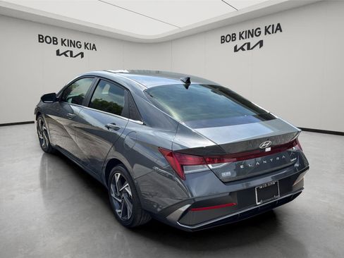 Used 2025 Hyundai Elantra Limited image 3