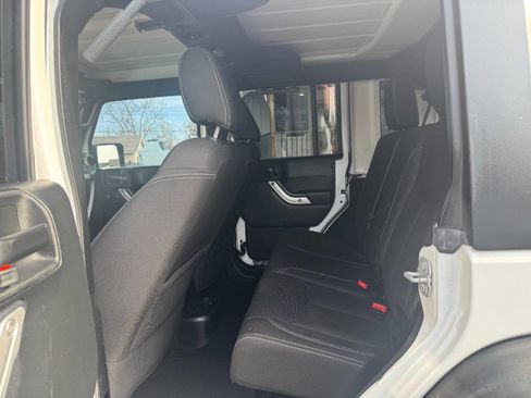 Used 2018 Jeep Wrangler Unlimited Rubicon w/ Connectivity Group image 13