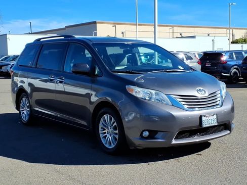Used 2015 Toyota Sienna XLE w/ XLE Navigation Package FWD image 3