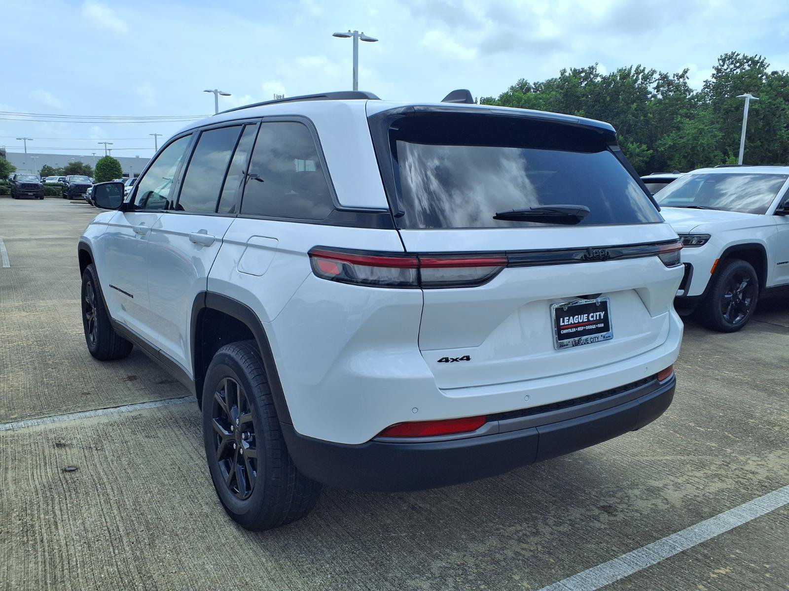 New 2026 Jeep Grand Cherokee Altitude AWD/4WD image 2