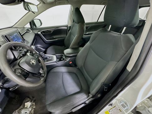 Used 2020 Toyota RAV4 LE image 13