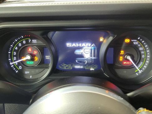 Used 2025 Jeep Wrangler Unlimited Sahara w/ Safety Group AWD/4WD image 17